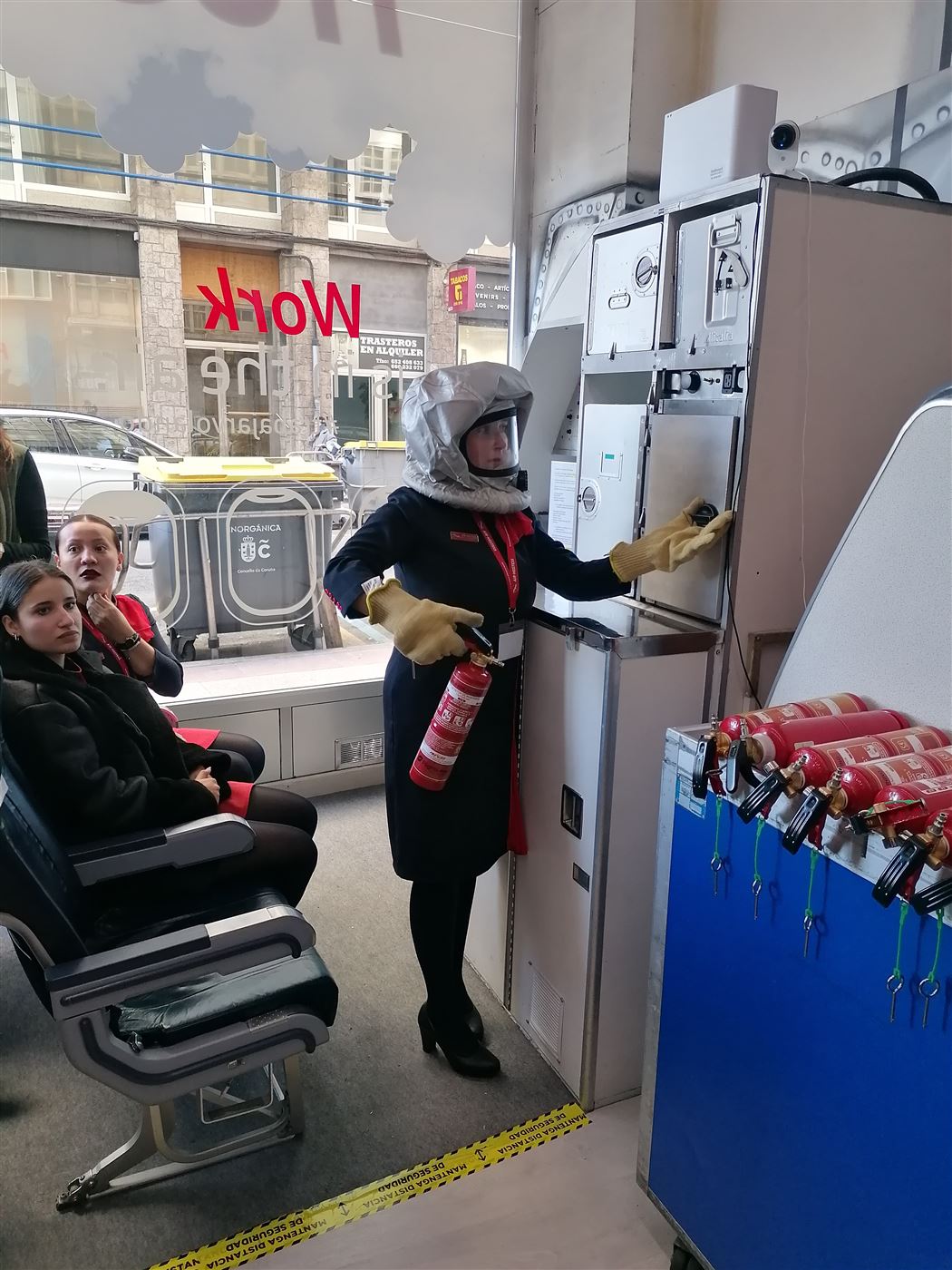 Alumna practicando el uso de extintor en el simulador de cabina ante un simulacro de incendio