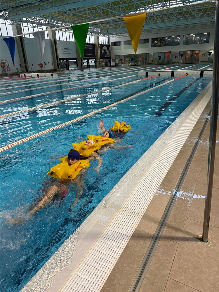 Práctica de rescate y supervivencia en piscina con chaleco salvavidas