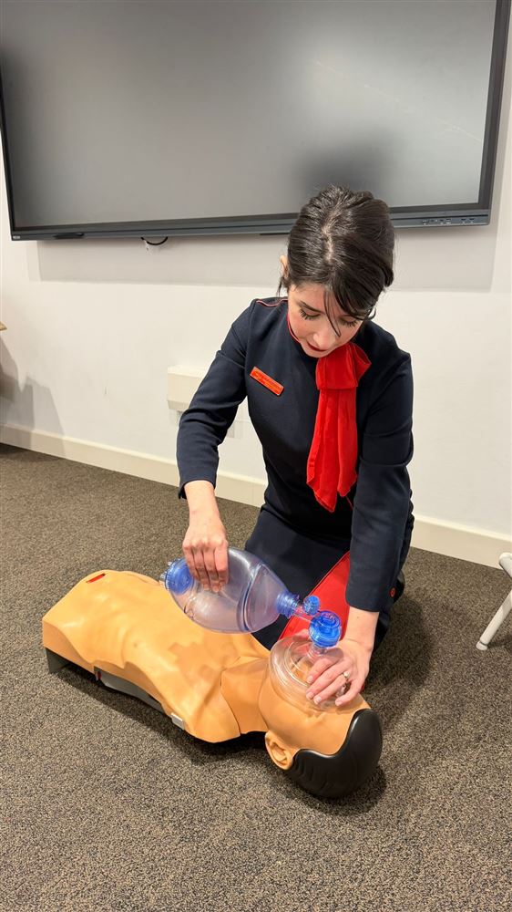 Tripulante practicando reanimación con balón de ventilación en un maniquí de prácticas