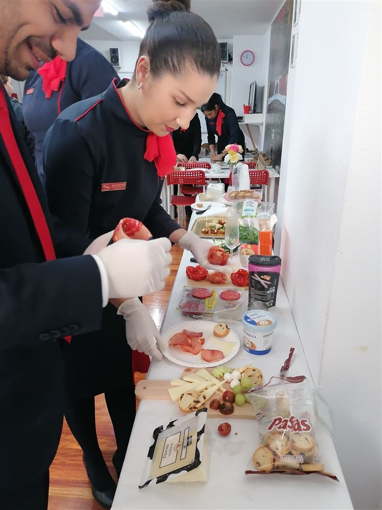 Alumnos preparando un servicio de catering en la práctica de atención a pasajeros